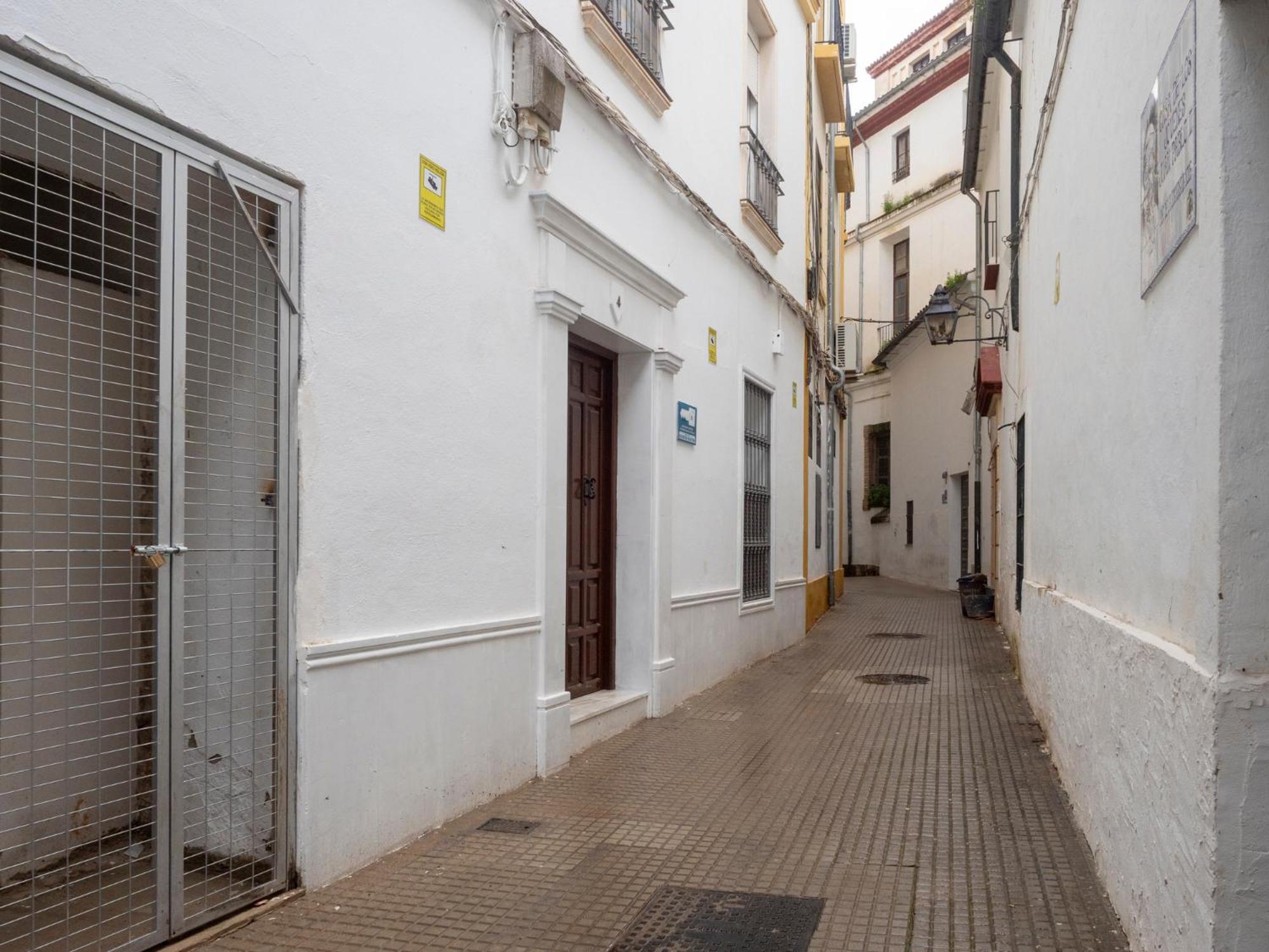 Bhost - Juan De Mena